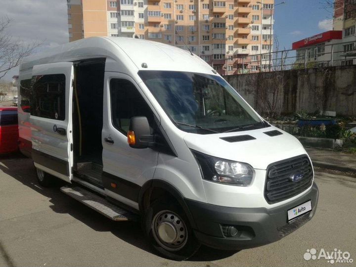 Водитель со своим микроавтобусом