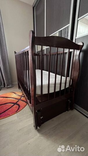 Детская кроватка с продольным маятником