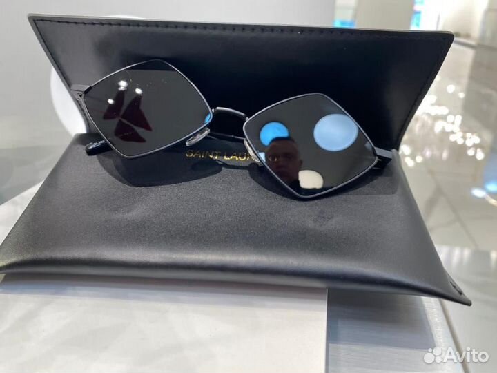 Женские солнцезащитные очки Saint Laurent