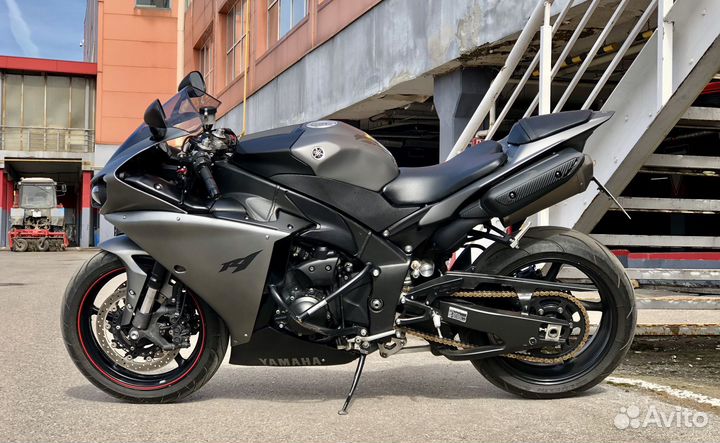 Продам Yamaha YZF-R1 12 года