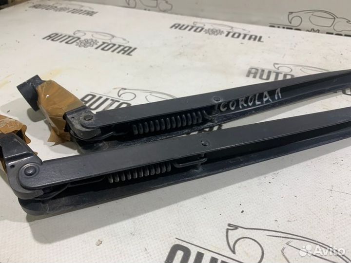 Поводок стеклоочистителя левый Toyota Corolla 150