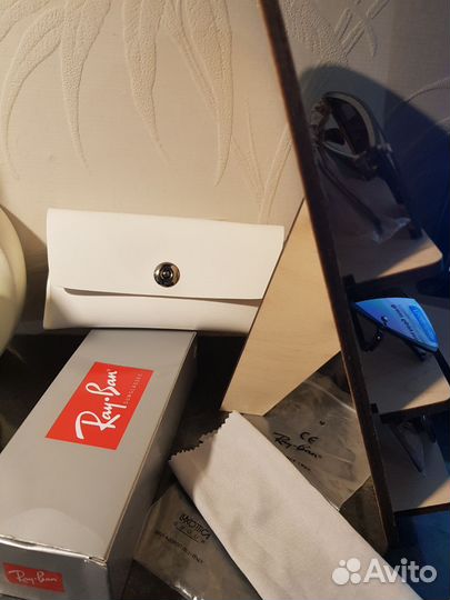 Очки солнцезащитные три шт. + подставка