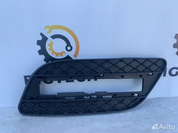 Решетка переднего бампера Mercedes A1668842222