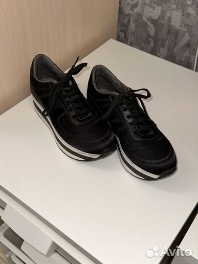 Кроссовки женские