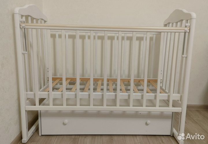 Кроватка детская с маятником