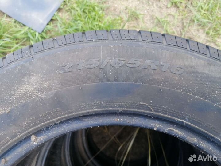 Roadstone N'Fera AU5 215/65 R16