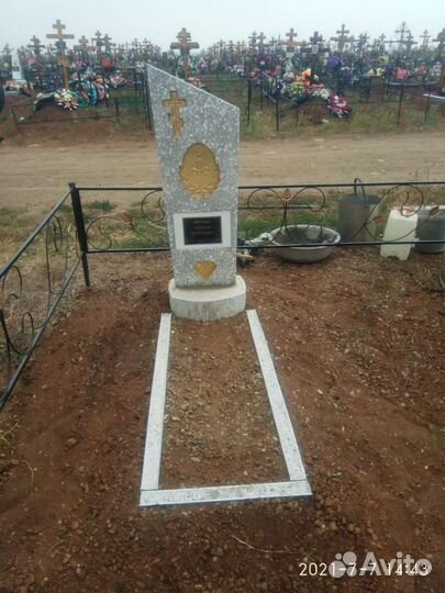 Памятник из мраморной крошки