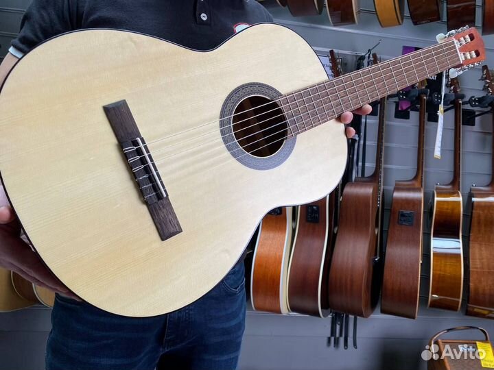 Классическая гитара Cort