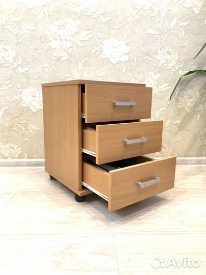 Тумбочка выкатная с выдвижными ящиками