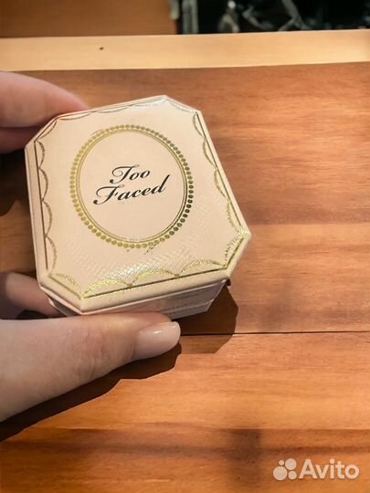Too faced хайлайтер