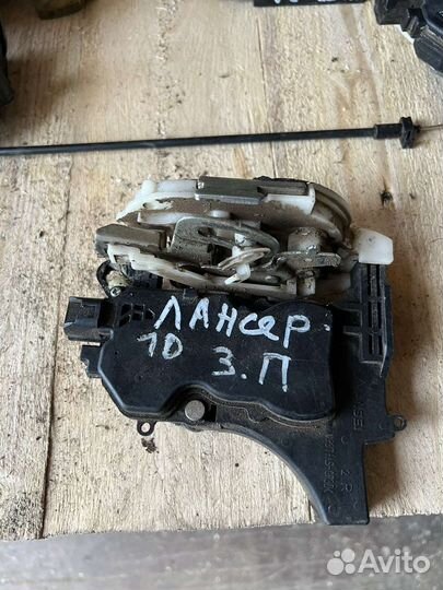 Замок задний правый Mitsubishi Lancer 10