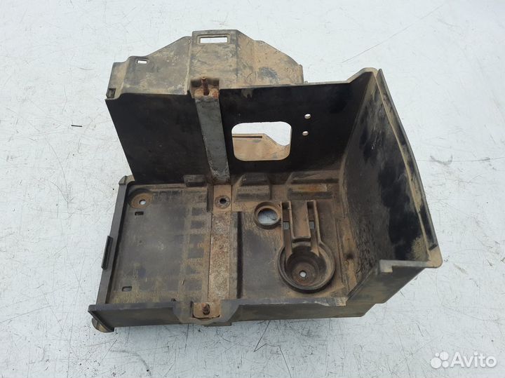 Ниша аккумулятора Форд Фокус 2