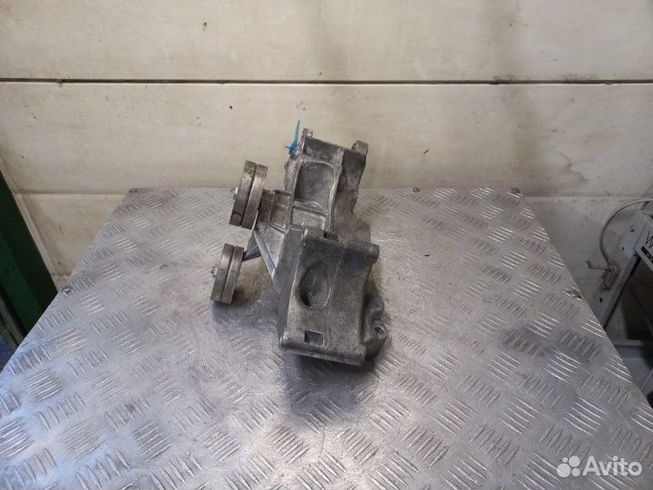 Кронштейн генератора Volkswagen Bora 1.6 ATN