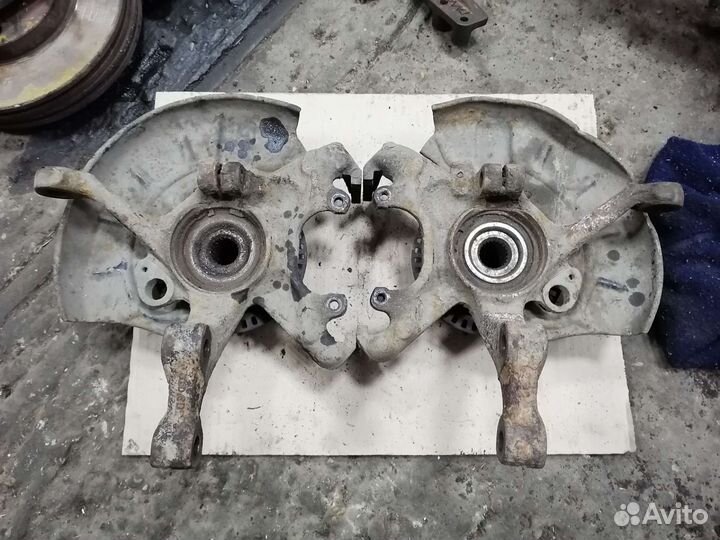 Кулак передний правый Volkswagen Golf 3