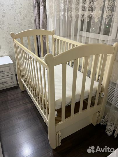 Детская кроватка с продольным маятником