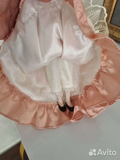 Кукла фарфоровая