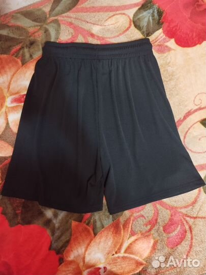 Широкие чёрные шорты