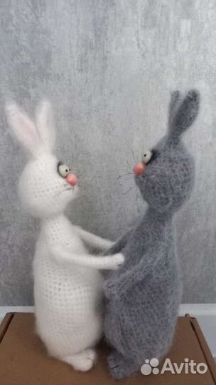 Вязанные зайцы-2шт.(серый и белый)
