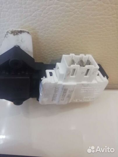 Замок люка на стиральную машину