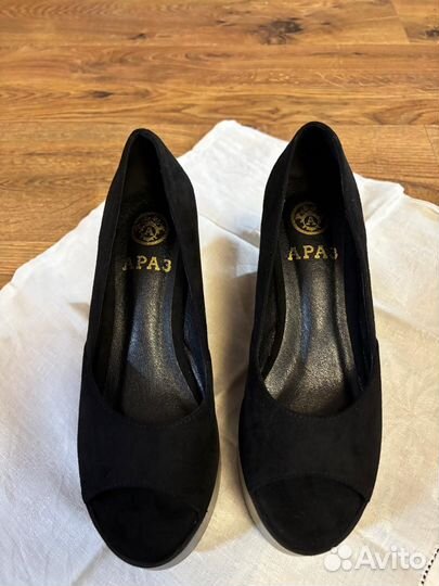 Продам босоножки