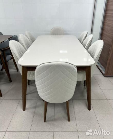 Стол и стулья