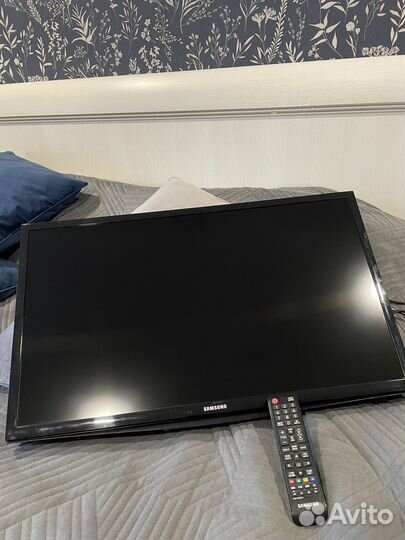 Телевизор samsung UE28J4100AK с кронштейном