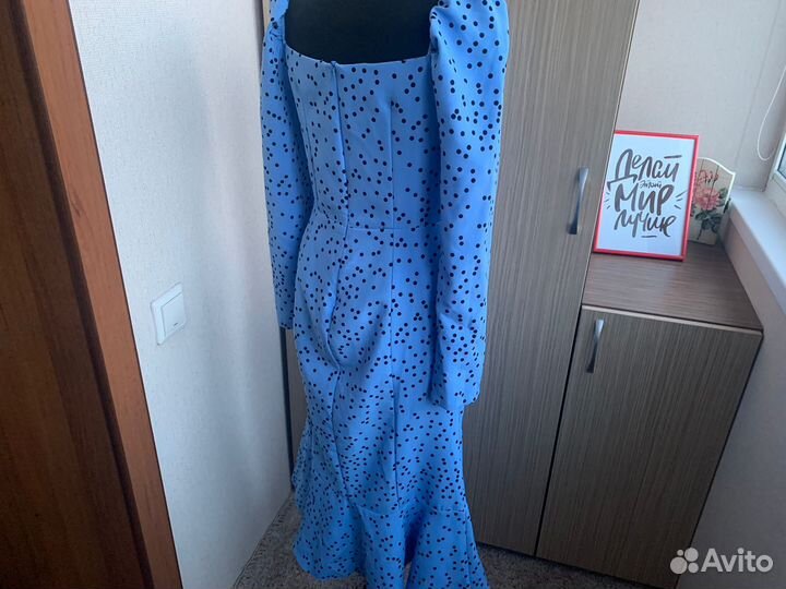 Очень красивое небесно-голубое платье в горошек 46