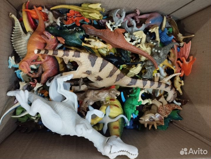 Фигурки динозавров