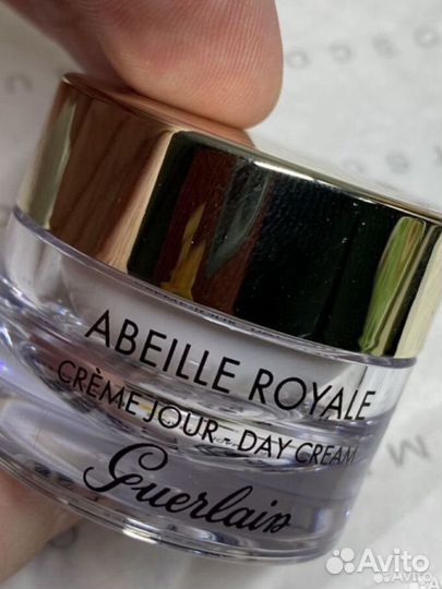 Набор косметики Guerlain в косметичке