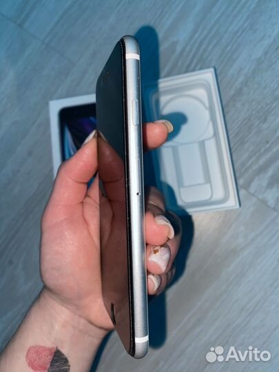 iPhone SE, 64 ГБ