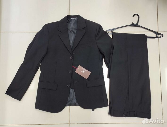 Школьный костюм 134-140, новый