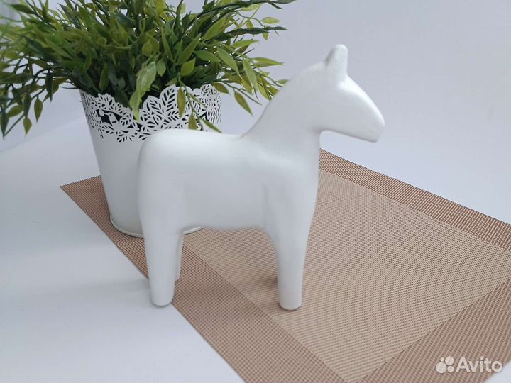 Фигурка интерьерная декоративная лошадь