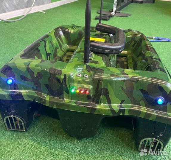 Прикормочный кораблик с эхолотом