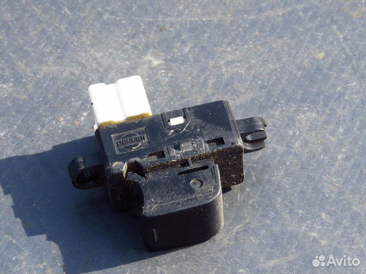 Кнопка стеклоподъемника для Nissan Tiida (C11)