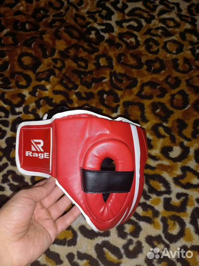 Боксерские перчатки и шлем