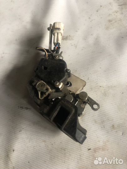 Замок двери задний левый Toyota Cresta GX90 1GFE