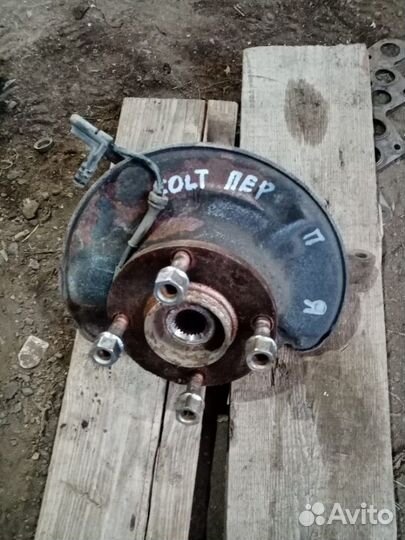 Mitsubishi Colt правый поворотный кулак