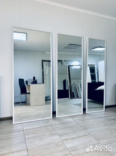 Зеркало в белой раме