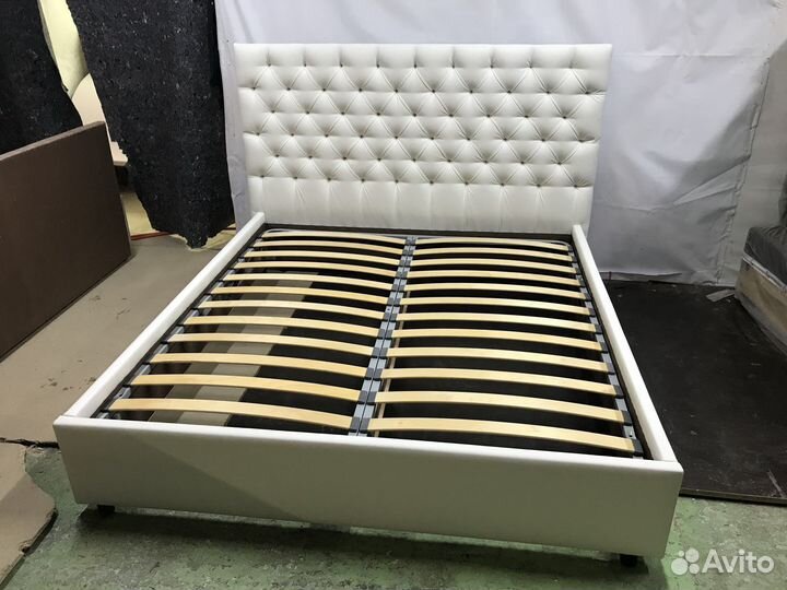 Кровать двуспальная с обивкой