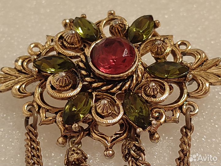 Брошка с подвесками