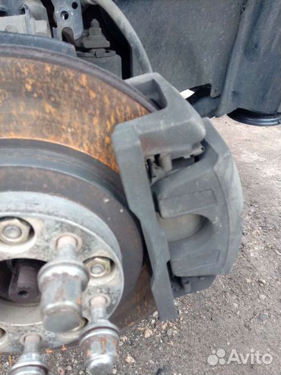 Суппорта передний Toyota Harrier XU30 240G