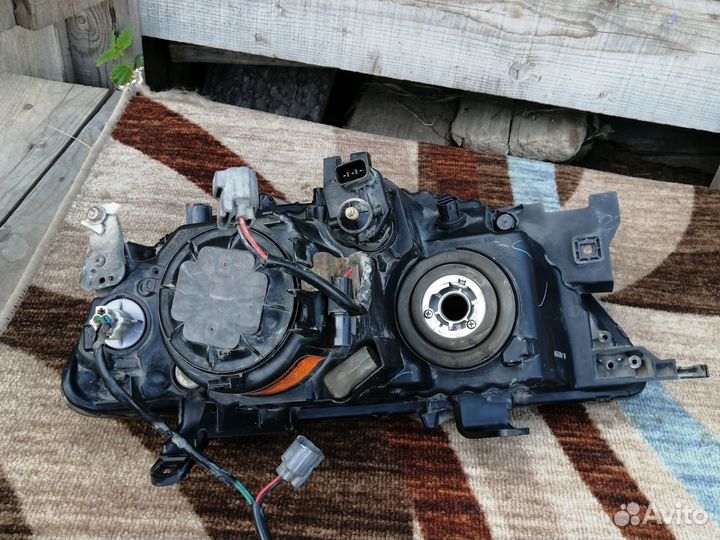 Фара mitsubishi pajero sport 2011