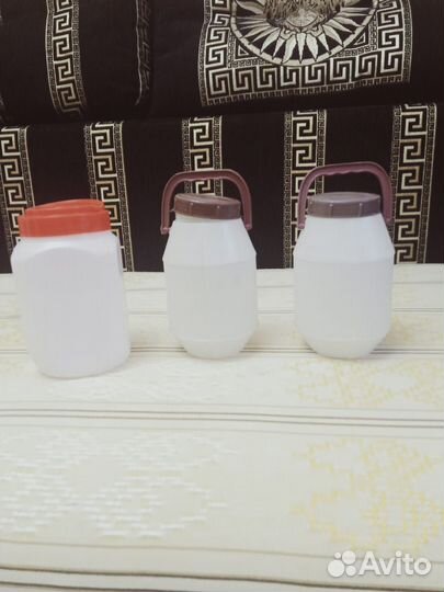 Пластиковые банки с крышкой