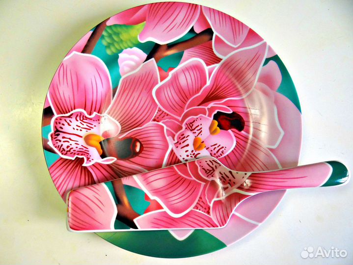 Тортовница с лопаткой