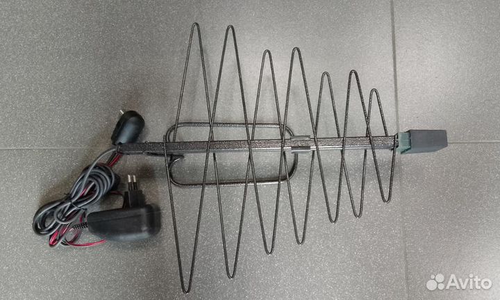 Антенна комнатная с усилителем - 20 каналов