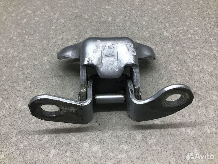 Петля двери задней правой верхняя Toyota Land Crui