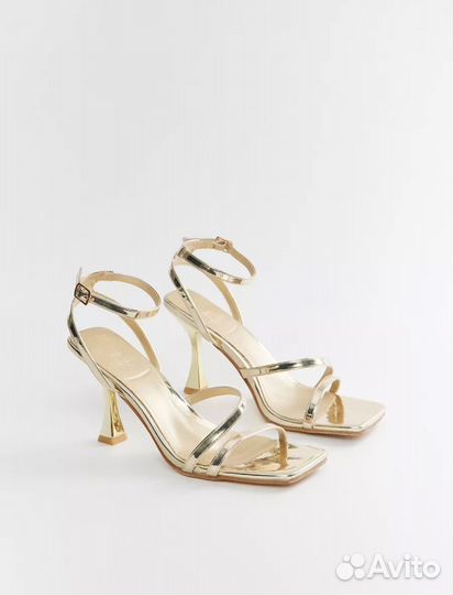 Босоножки на каблуке