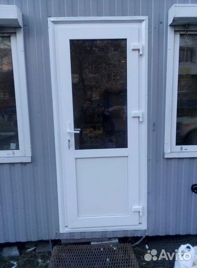 Пластиковая дверь / входная группа