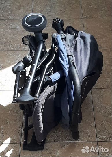 Детская коляска и велосипед