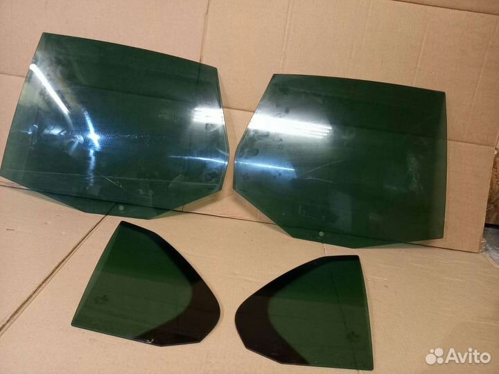 Стекло задней двери Volkswagen Jetta 5